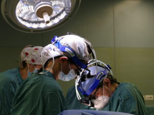 Nuovo successo al Sant’Andrea-Sapienza di Roma: primo intervento al mondo di ricostruzione di trachea e arteria anonima